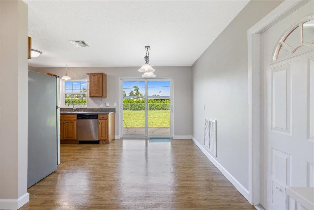 待售: $265,000 (3 贝兹, 1 浴室, 1040 平方英尺)