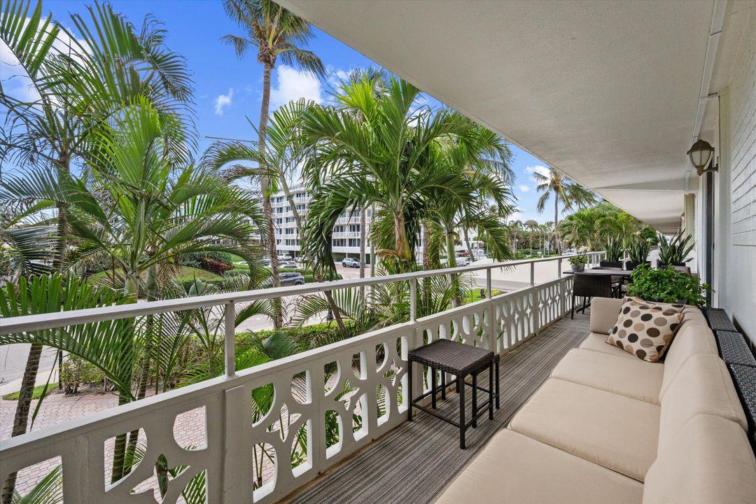 For Sale: $1,800,000 (2 beds, 2 baths, 990 Square Feet)