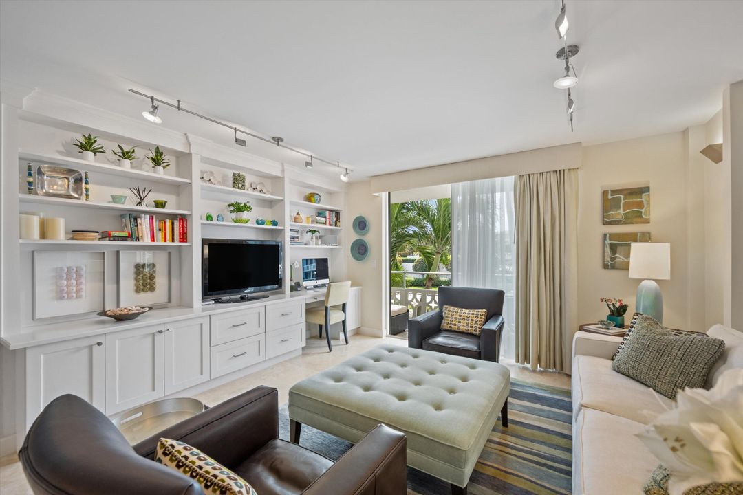 For Sale: $1,800,000 (2 beds, 2 baths, 990 Square Feet)