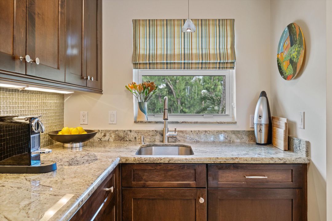 For Sale: $1,800,000 (2 beds, 2 baths, 990 Square Feet)