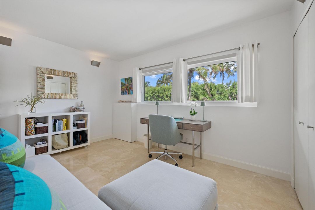 For Sale: $1,800,000 (2 beds, 2 baths, 990 Square Feet)