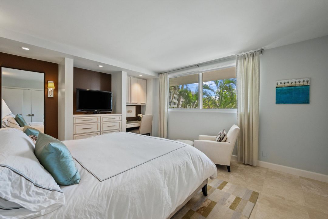 For Sale: $1,800,000 (2 beds, 2 baths, 990 Square Feet)