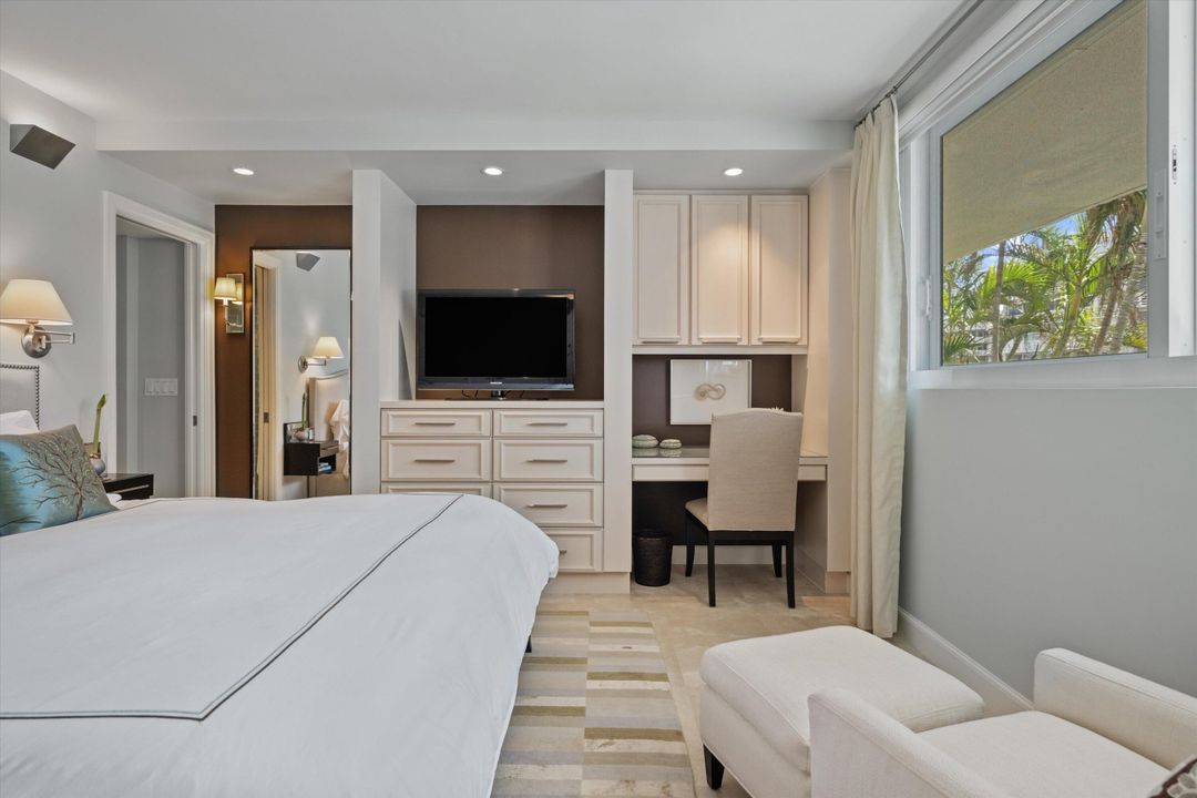 For Sale: $1,800,000 (2 beds, 2 baths, 990 Square Feet)
