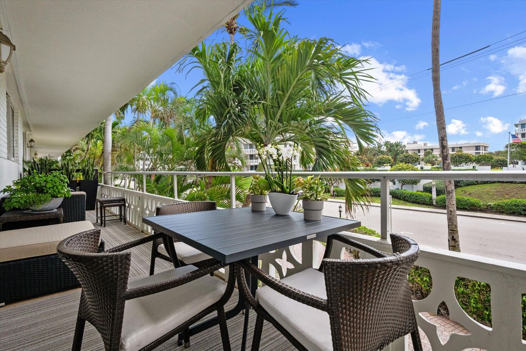 For Sale: $1,800,000 (2 beds, 2 baths, 990 Square Feet)