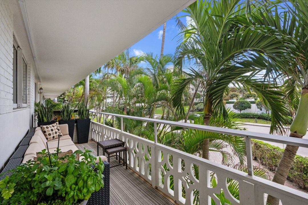 For Sale: $1,800,000 (2 beds, 2 baths, 990 Square Feet)