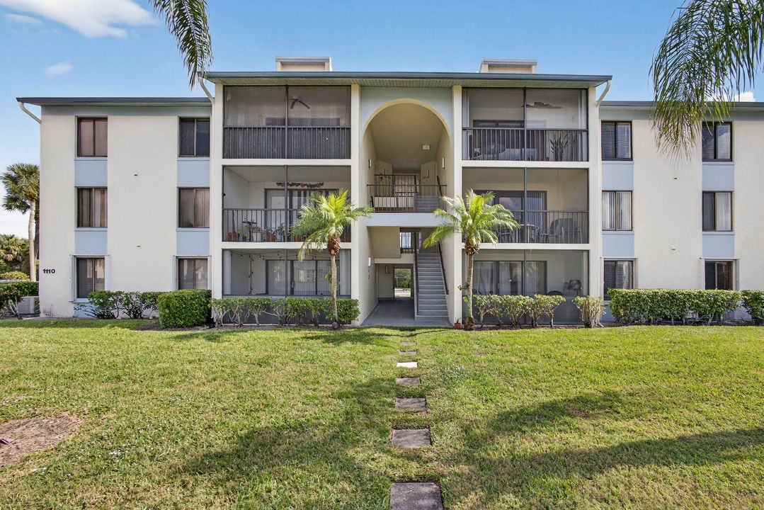 合同活跃: $2,100 (2 贝兹, 2 浴室, 1104 平方英尺)