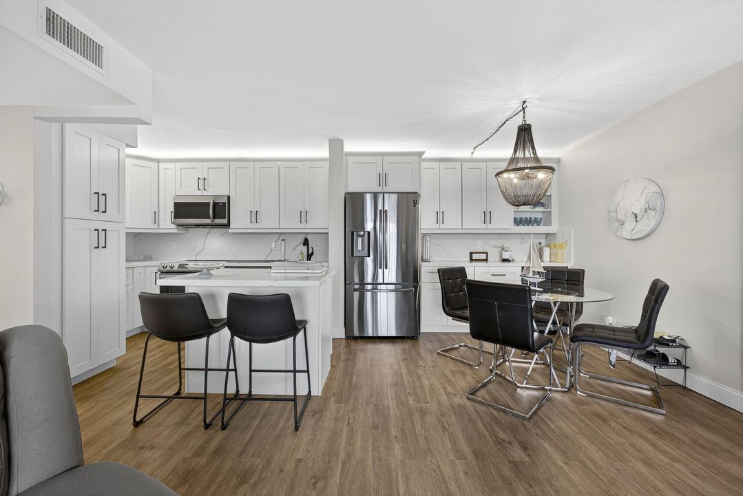 合同活跃: $2,100 (2 贝兹, 2 浴室, 1104 平方英尺)