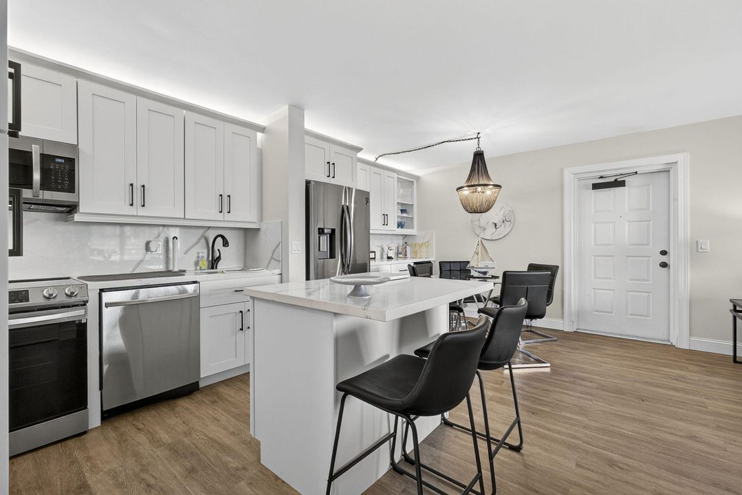 合同活跃: $2,100 (2 贝兹, 2 浴室, 1104 平方英尺)