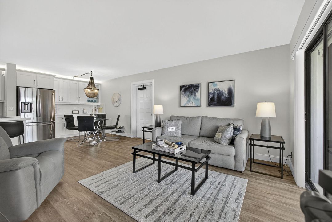 合同活跃: $2,100 (2 贝兹, 2 浴室, 1104 平方英尺)