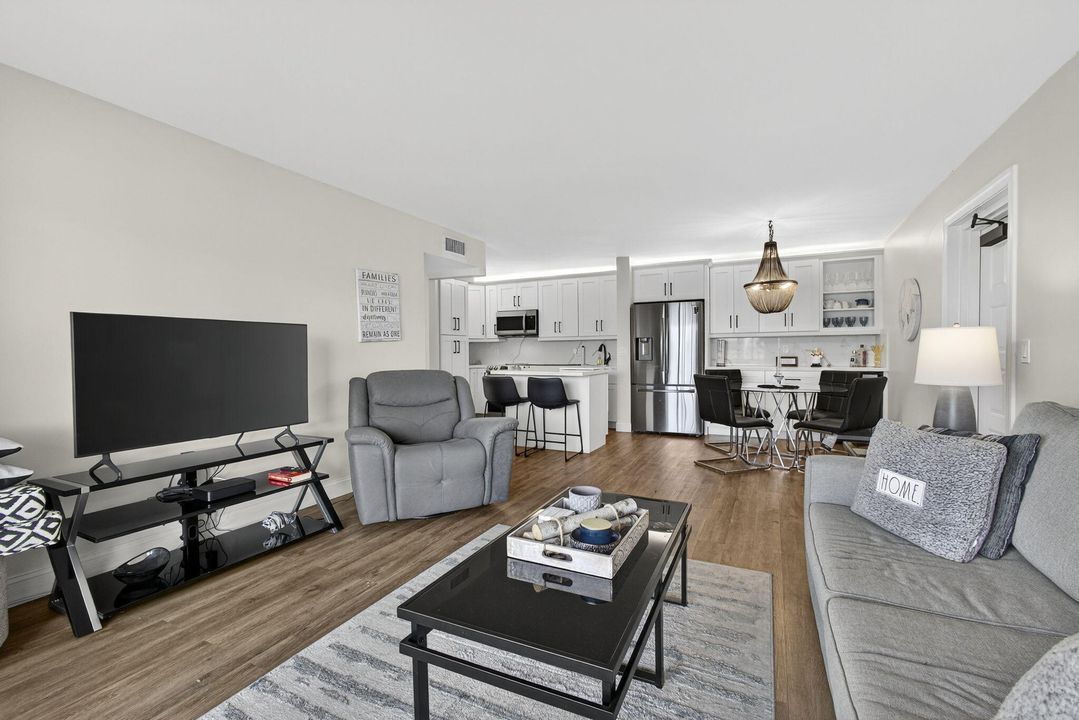 合同活跃: $2,100 (2 贝兹, 2 浴室, 1104 平方英尺)