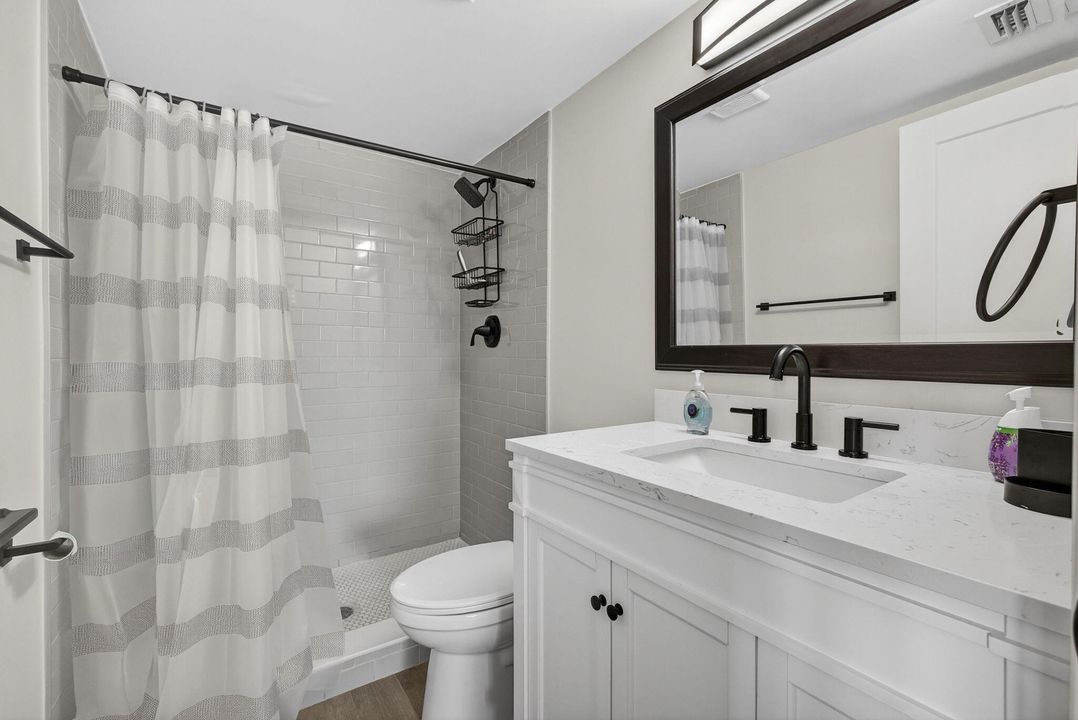 合同活跃: $2,100 (2 贝兹, 2 浴室, 1104 平方英尺)