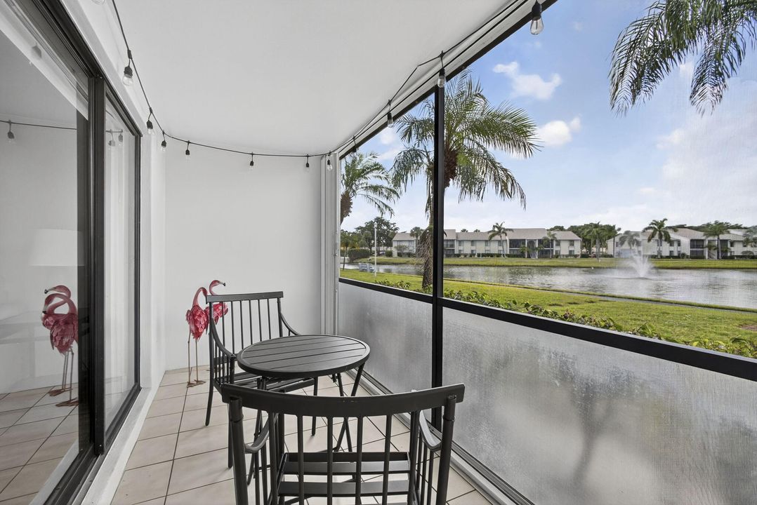 合同活跃: $2,100 (2 贝兹, 2 浴室, 1104 平方英尺)