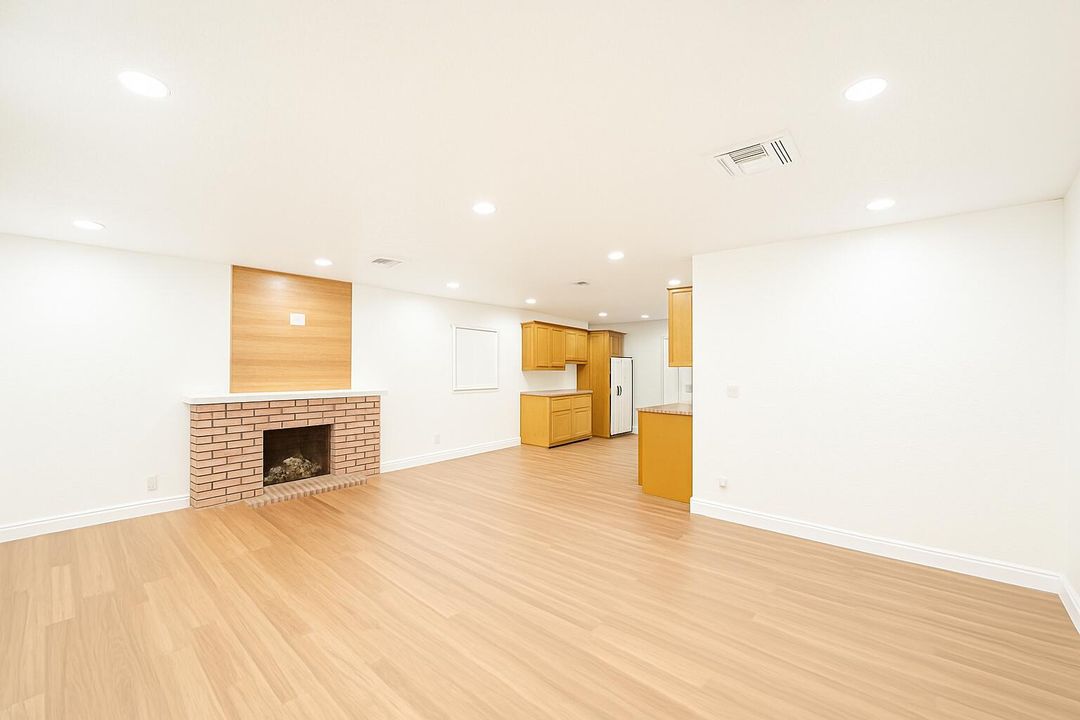 For Rent: $3,200 (3 beds, 1 baths, 936 Square Feet)