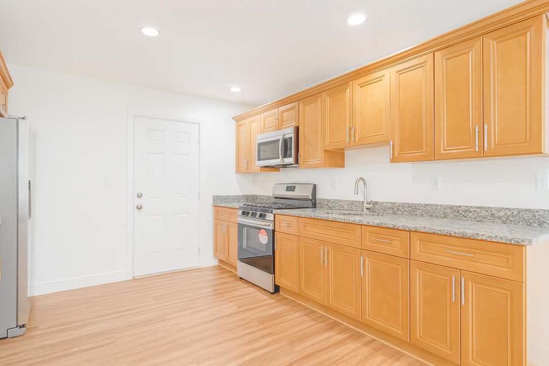 For Rent: $3,200 (3 beds, 1 baths, 936 Square Feet)