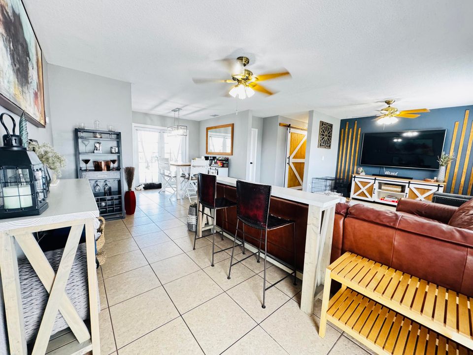 En Venta: $635,000 (3 camas, 2 baños, 1308 Pies cuadrados)