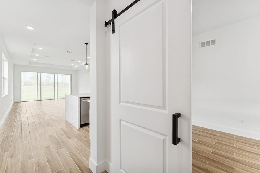 For Sale: $399,995 (2 beds, 2 baths, 1572 Square Feet)