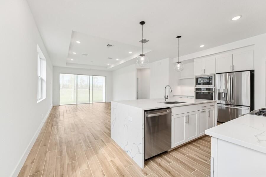 For Sale: $399,995 (2 beds, 2 baths, 1572 Square Feet)