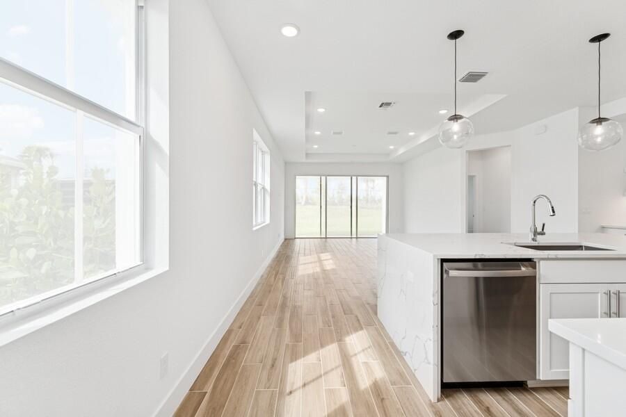 For Sale: $399,995 (2 beds, 2 baths, 1572 Square Feet)