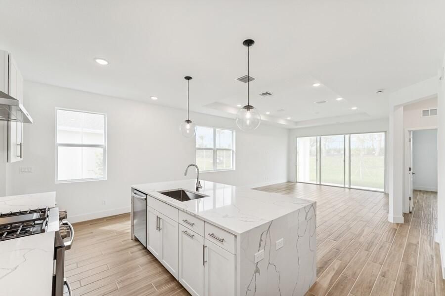 For Sale: $399,995 (2 beds, 2 baths, 1572 Square Feet)