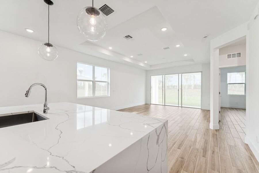 For Sale: $399,995 (2 beds, 2 baths, 1572 Square Feet)