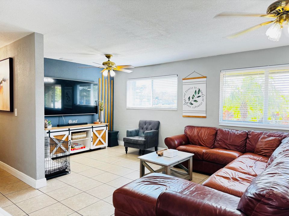 En Venta: $635,000 (3 camas, 2 baños, 1308 Pies cuadrados)