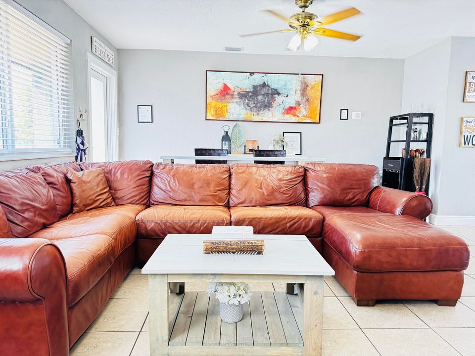 En Venta: $635,000 (3 camas, 2 baños, 1308 Pies cuadrados)