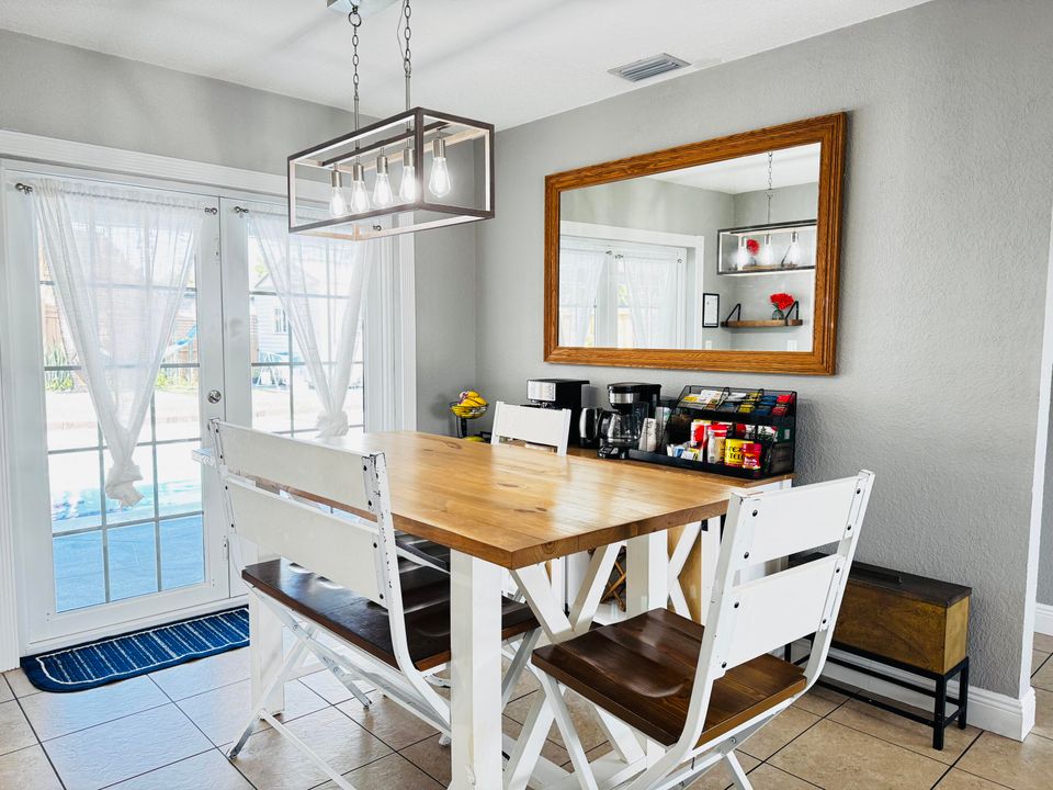 En Venta: $635,000 (3 camas, 2 baños, 1308 Pies cuadrados)