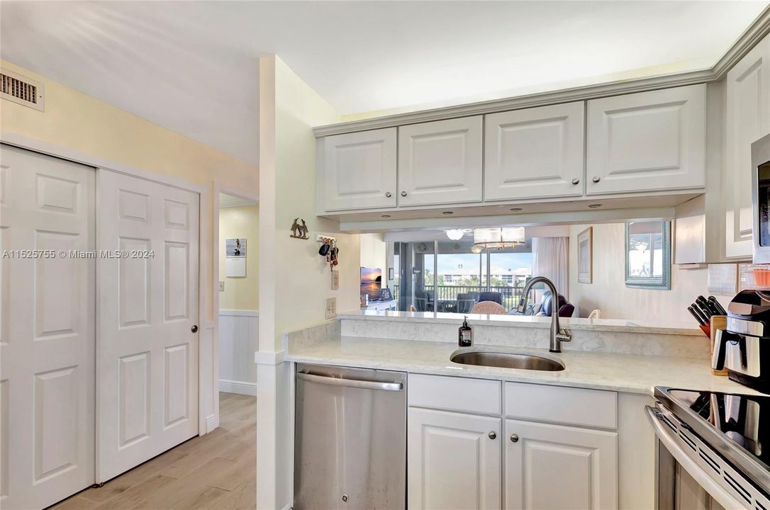 出租: $7,000 (2 贝兹, 2 浴室, 1056 平方英尺)