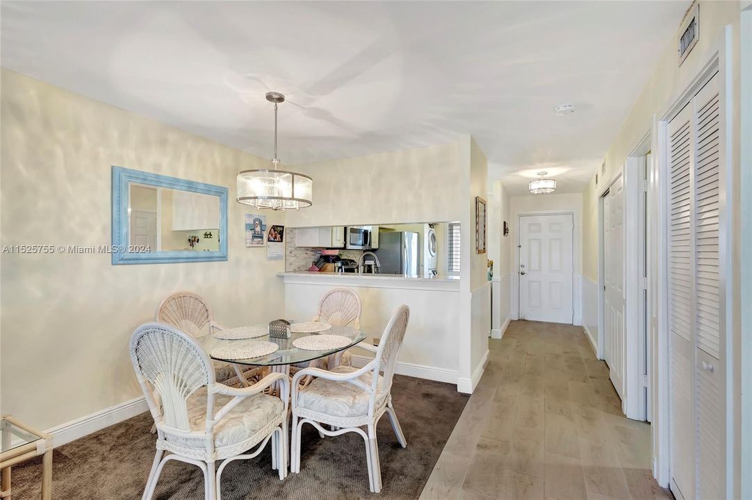 出租: $7,000 (2 贝兹, 2 浴室, 1056 平方英尺)