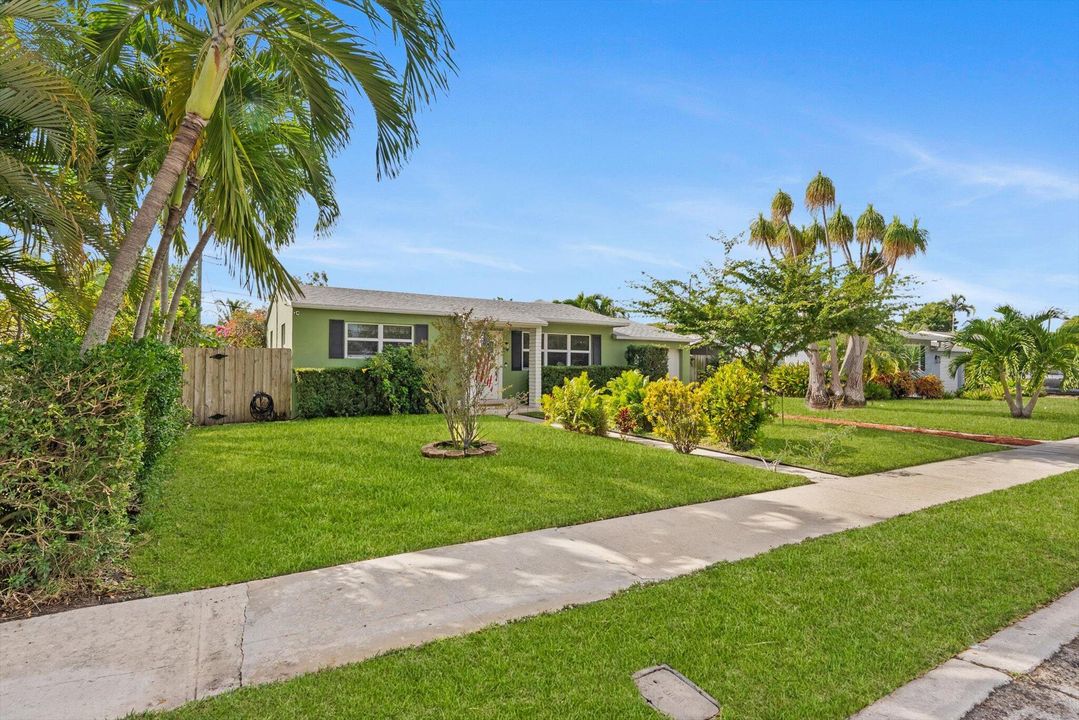 For Sale: $1,089,000 (3 beds, 2 baths, 1705 Square Feet)