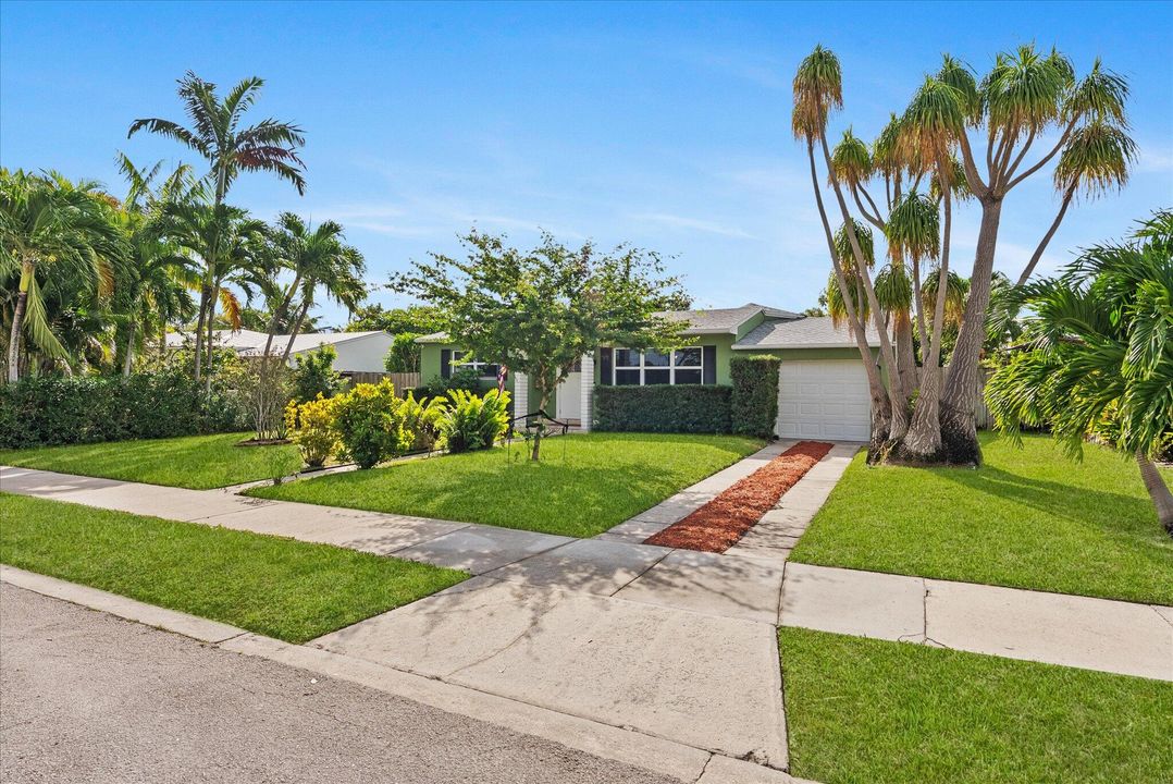 For Sale: $1,089,000 (3 beds, 2 baths, 1705 Square Feet)