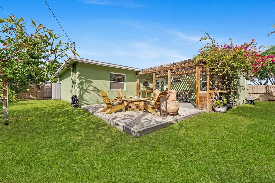 For Sale: $1,089,000 (3 beds, 2 baths, 1705 Square Feet)