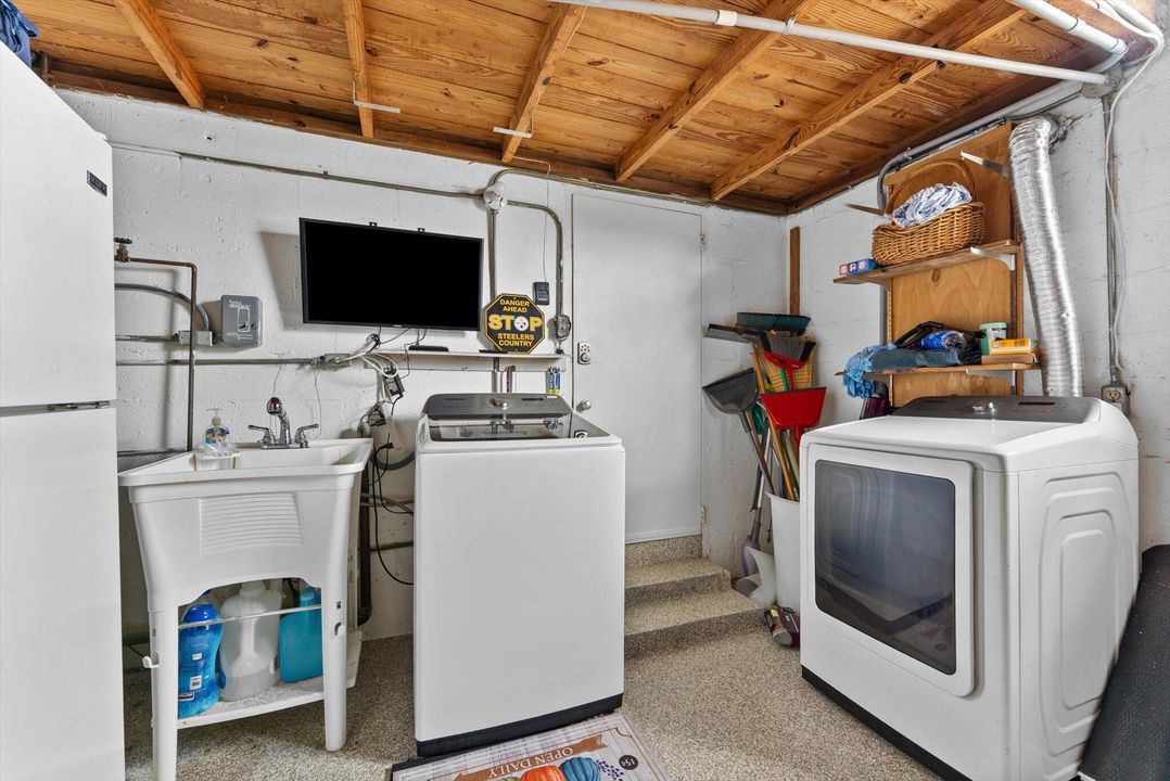 For Sale: $1,089,000 (3 beds, 2 baths, 1705 Square Feet)