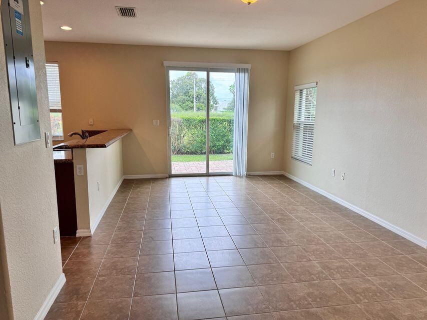 Active With Contract: $2,500 (3 beds, 3 baths, 1548 Square Feet)