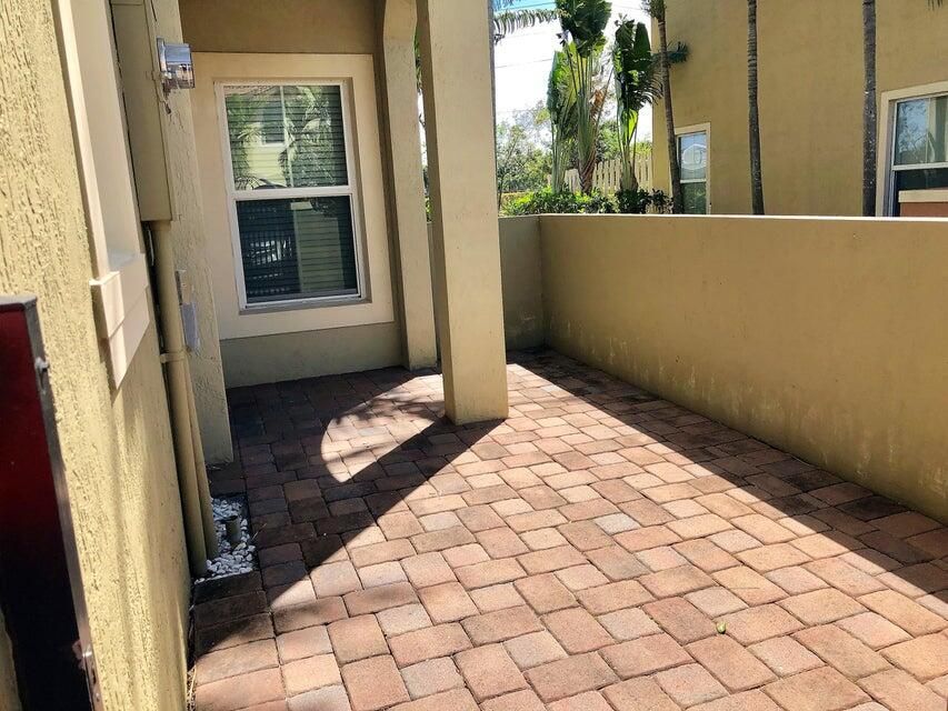 Active With Contract: $2,500 (3 beds, 3 baths, 1548 Square Feet)