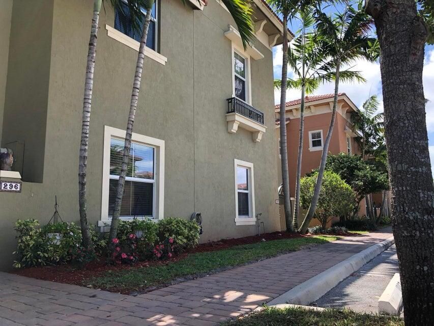 Active With Contract: $2,500 (3 beds, 3 baths, 1548 Square Feet)