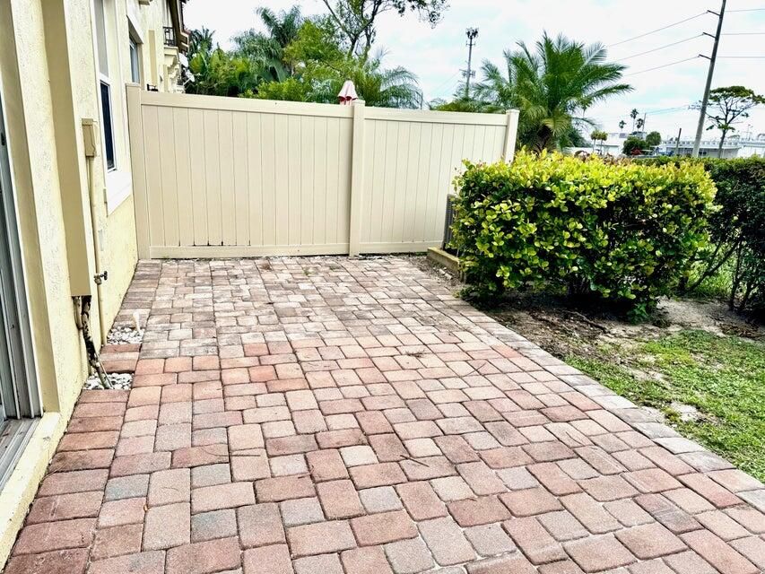 Active With Contract: $2,500 (3 beds, 3 baths, 1548 Square Feet)