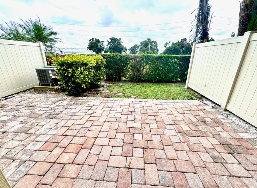 Active With Contract: $2,500 (3 beds, 3 baths, 1548 Square Feet)