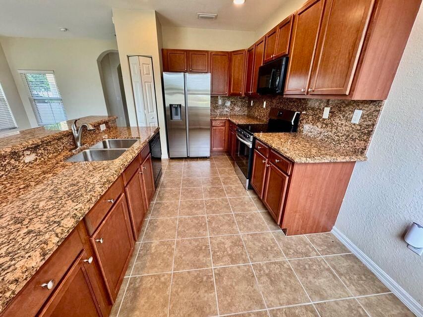 Active With Contract: $2,500 (3 beds, 3 baths, 1548 Square Feet)