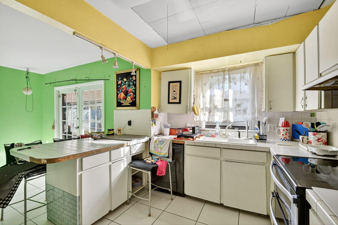 Activo con contrato: $450,000 (3 camas, 2 baños, 1713 Pies cuadrados)