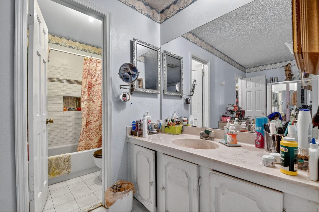 Activo con contrato: $450,000 (3 camas, 2 baños, 1713 Pies cuadrados)