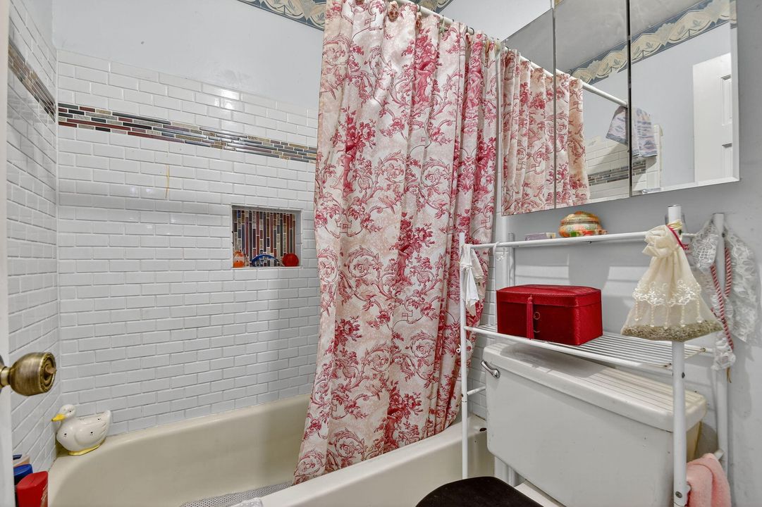 Activo con contrato: $450,000 (3 camas, 2 baños, 1713 Pies cuadrados)