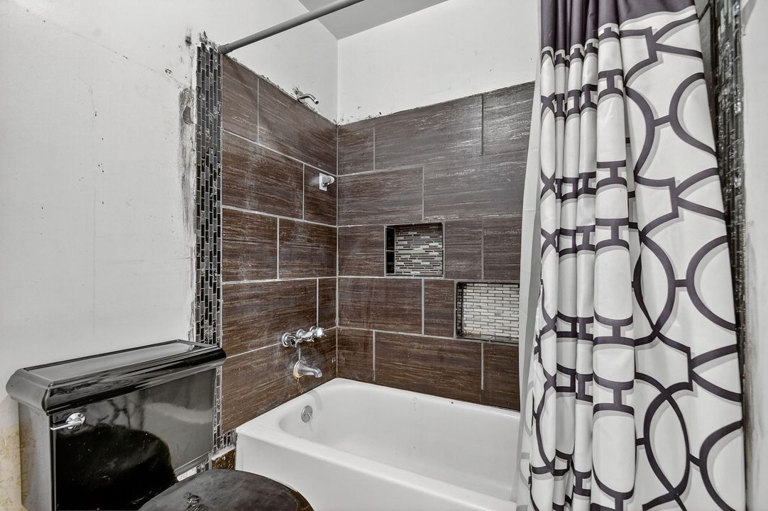 Activo con contrato: $450,000 (3 camas, 2 baños, 1713 Pies cuadrados)