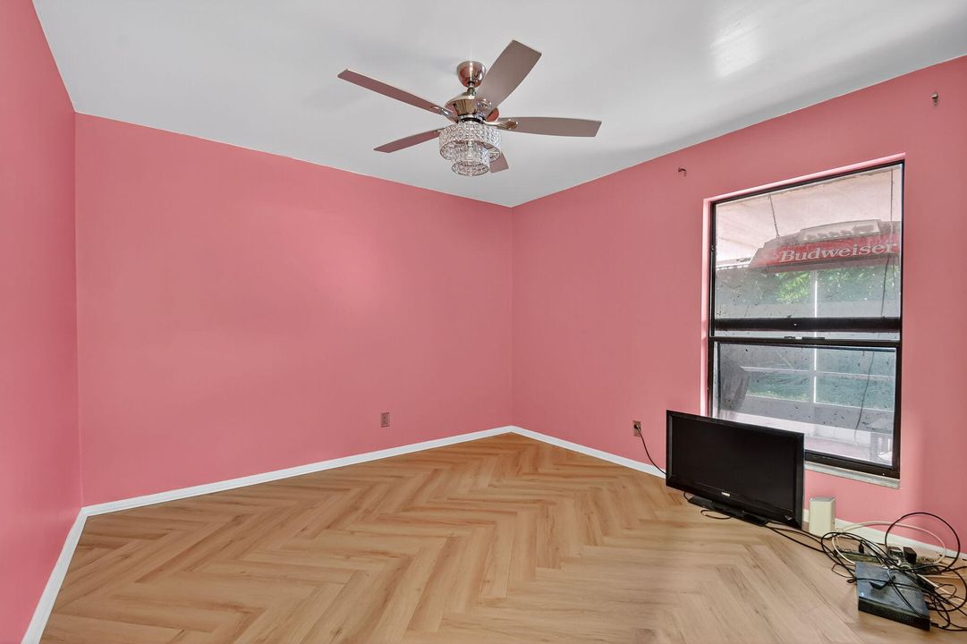 Activo con contrato: $450,000 (3 camas, 2 baños, 1713 Pies cuadrados)