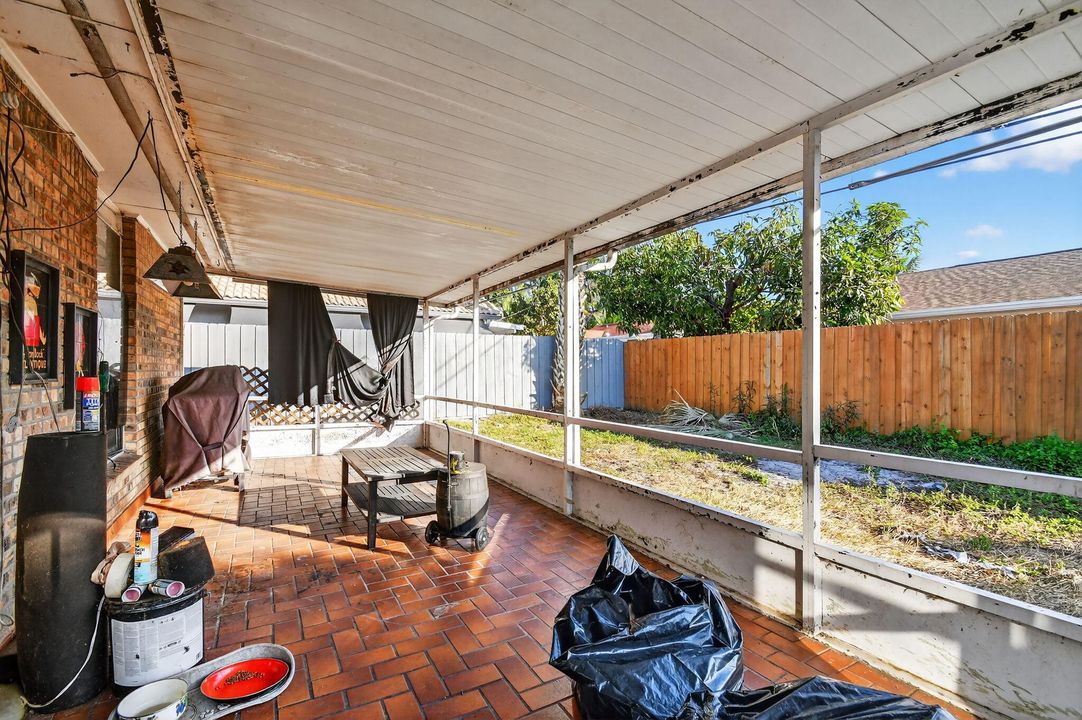 Activo con contrato: $450,000 (3 camas, 2 baños, 1713 Pies cuadrados)