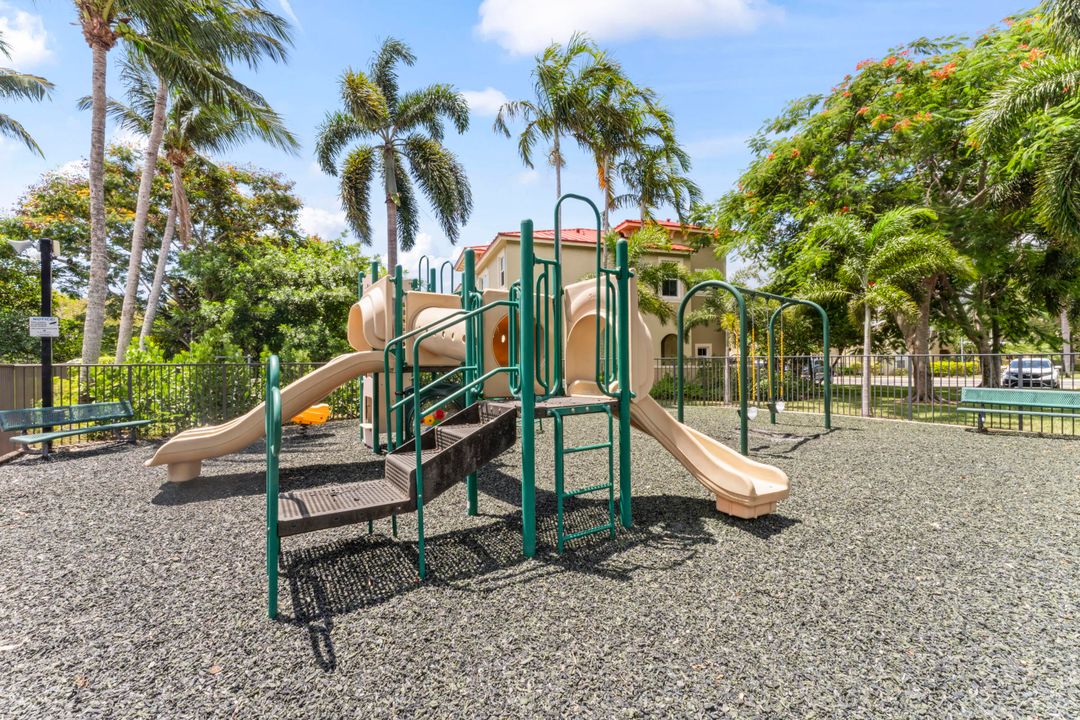 Active With Contract: $2,500 (3 beds, 3 baths, 1548 Square Feet)