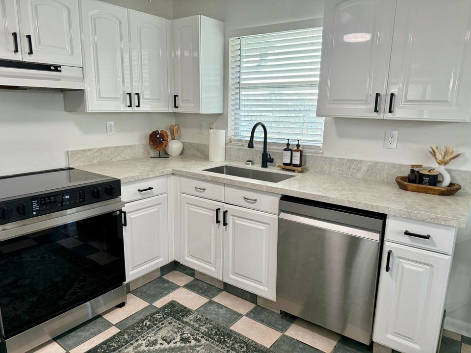 На продажу: $399,000 (4 спален, 2 ванн, 1799 Квадратных фут)