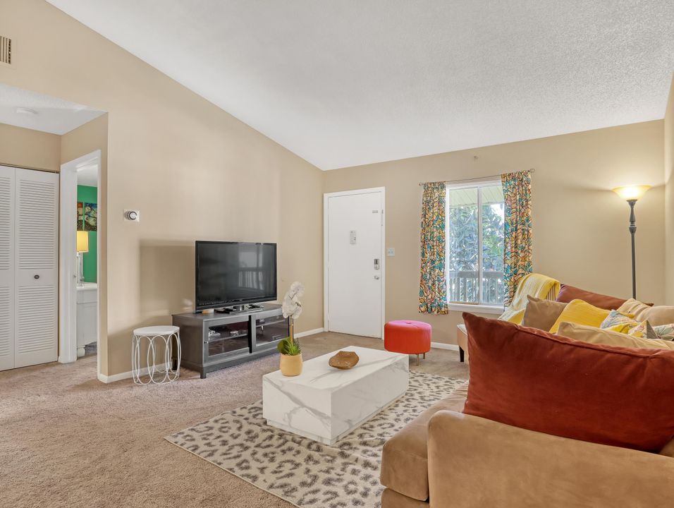 For Rent: $3,200 (2 beds, 2 baths, 1025 Square Feet)