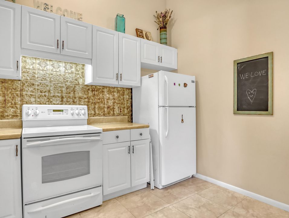 For Rent: $3,200 (2 beds, 2 baths, 1025 Square Feet)