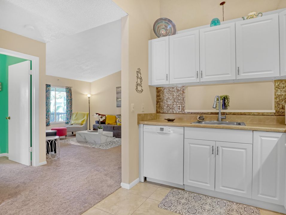 For Rent: $3,200 (2 beds, 2 baths, 1025 Square Feet)